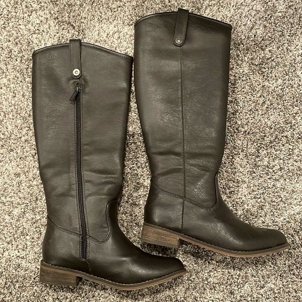 Breckelle's RIDER-18 Knee High Stacked Heel Basic Riding Boot.  Size 6.5.
